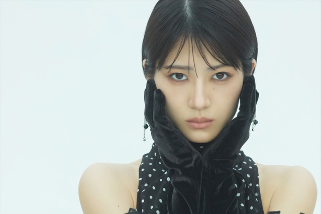 元乃木坂46・若月佑美、デビュー15周年記念カレンダーが発売決定！クラシカルな衣装でクールな魅力放つ 画像