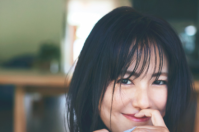 磯山さやか、美バストにフルーツ乗せた“アドリブ”ショット披露！ 画像
