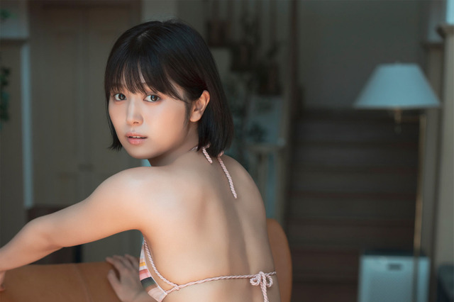 元SKE48・北野瑠華、水着姿で美背中＆ヒップ披露！見返り美人のセクシーショット公開 画像