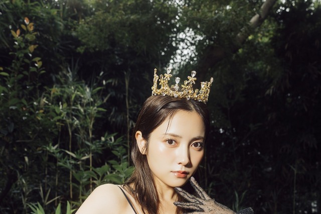 桃月なしこ、“女王様”風のセクシーカット！新水着グラビアムックで豊満ボディ披露 画像