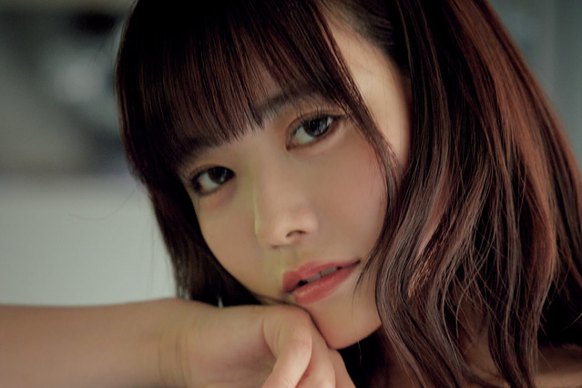 東雲うみ、ヒョウ柄ビキニで美バスト披露！スポーツカーを運転する妄想グラビアを展開 画像