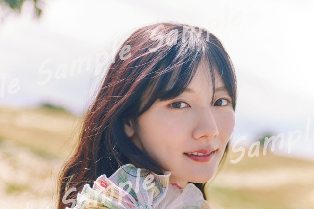 日向坂46・河田陽菜、ドレス姿の可憐なショット！デンマークのお花畑で撮影したポストカードが公開 画像