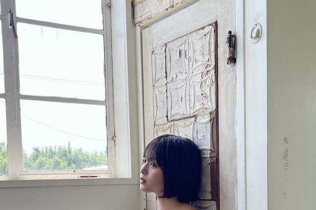 元SKE48・北野瑠華、胸元セクシーな“もこもこニット”オフショに反響！ 画像