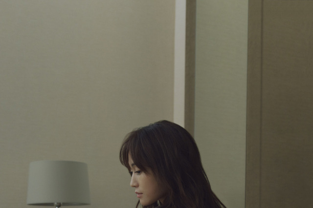 前田敦子、“美背中”が際立つ黒ランジェリー姿！「最後の写真集」から先行カット公開！ 画像