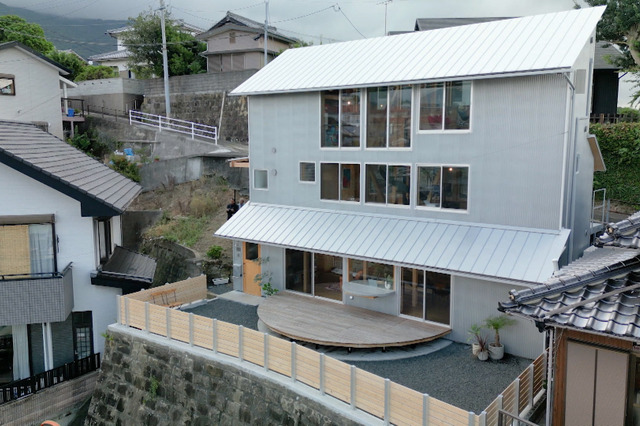 眺望に”全振り”した絶景ハウス！巨大擁壁の上にそびえ立つ佐世保港の家『住人十色』 画像