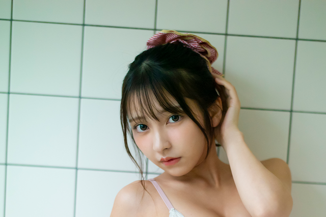 #2i2・十味、白レースランジェリーで魅せる“大人の色香” ！新グラビアムック表紙に登場 画像