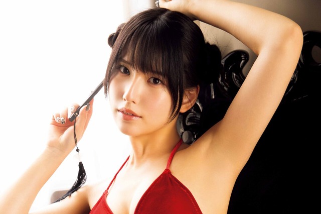 #2i2・森嶋あんり、気品漂う“中華風”グラビア！赤色ビキニで曲線美披露 画像