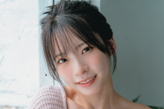 元保育士コスプレイヤー・紅羽りお、美肌のぞく“はだけニット”姿披露！2026年カレンダー発売決定 画像