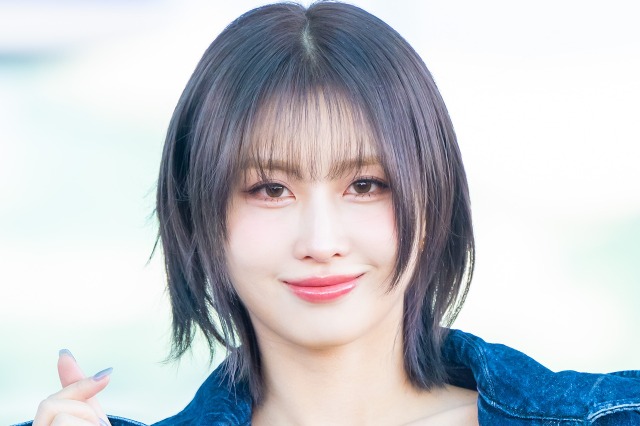 TWICE・モモ、29歳の誕生日にファン広告をサプライズ訪問！お茶目なプライベートショットが話題【PHOTO】 画像