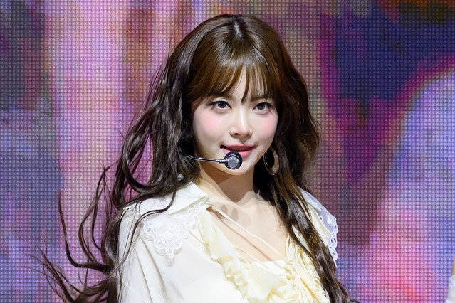 急成長が止まらない…LE SSERAFIM・ウンチェ、網タイツ姿で大人な魅力「ヤバい」【PHOTO】 画像