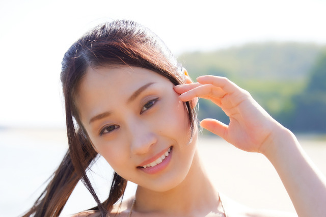 澄田綾乃、 地元・山口でしっとりグラビア！“思い出の海”でメリハリボディ披露 画像