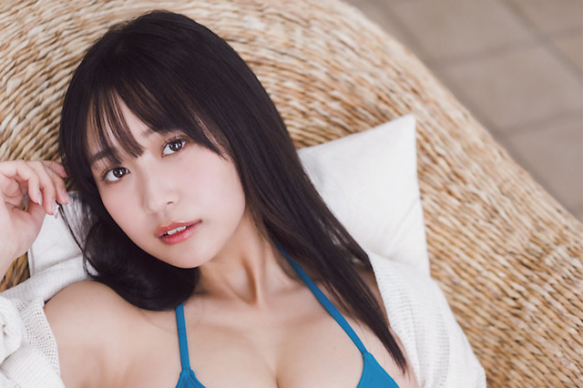 溝端葵、少年誌初表紙！ プールサイドでフレッシュな水着姿を披露 画像