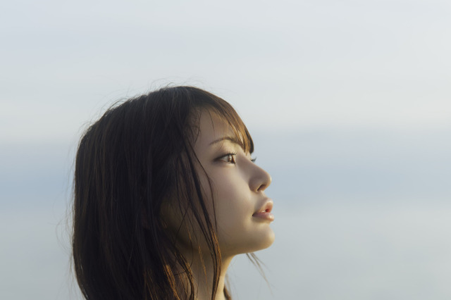 似鳥沙也加、“濡れシャツ”まといボディラインくっきり！最新写真集を2冊同時発売 画像