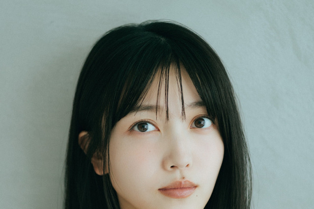 乃木坂46・久保史緒里、洗練された黒トップス姿で表紙に登場！卒業コンサートへの思いを明かす 画像