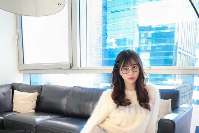 くりえみ、ミニスカ＋メガネのかわいい系ショットにファン「美しい天使」 画像
