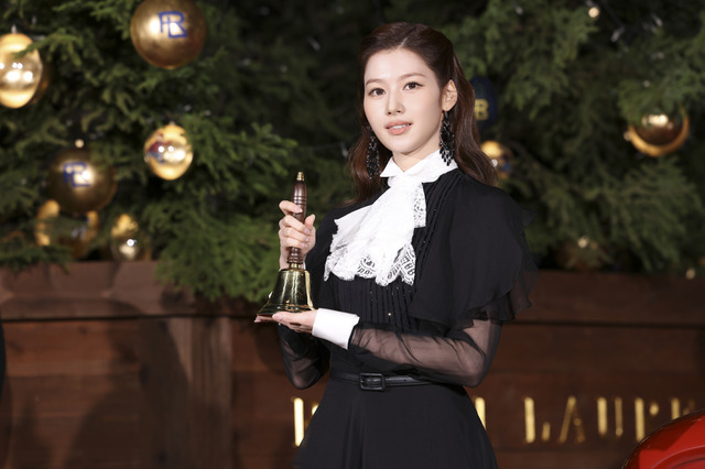 TWICE・SANA、エレガントなドレス姿で魅了！東京ミッドタウンで『ラルフ ローレン』ツリー点灯式に登場 画像