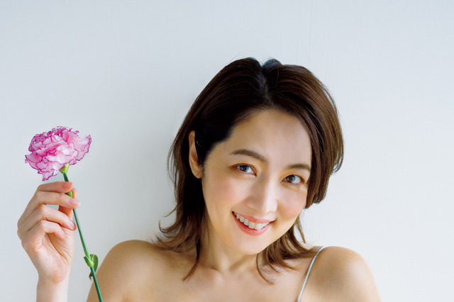元おニャン子B組・山崎真由美が32年ぶりグラビア復帰！“53歳”とは思えない美ボディ披露 画像