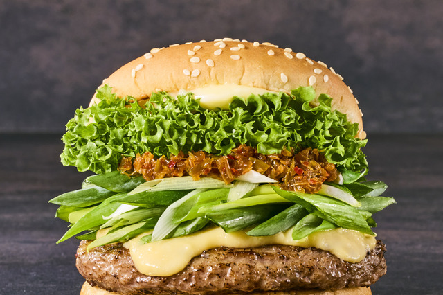 フレッシュネスバーガー、たっぷり九条ネギと西京味噌を使用した「黒毛和牛バーガー」26日より販売！ 画像