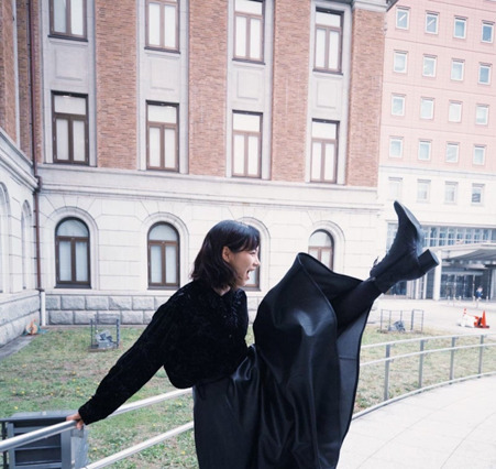 のん、ロングスカートで豪快キック！ワイルドなオフショに反響 画像