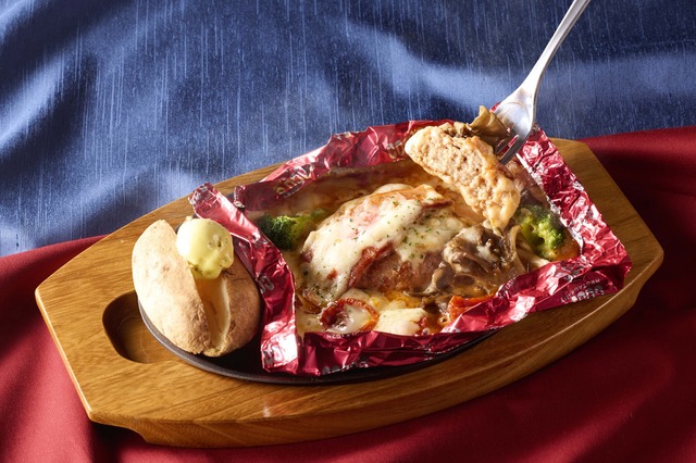 チーズがたっぷりな包み焼きハンバーグが登場！ココス、「燻製ベーコンと舞茸の包み焼きハンバーグ」を12月より発売 画像