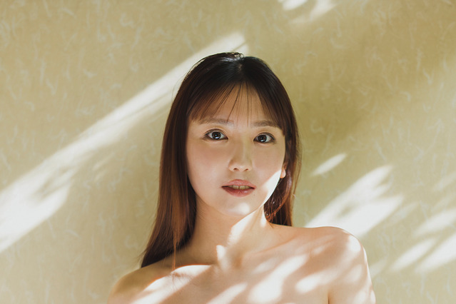 令和のグラビアクイーン・沢口愛華、オール水着ムック表紙に登場！魅惑的なグラマラスボディ披露 画像