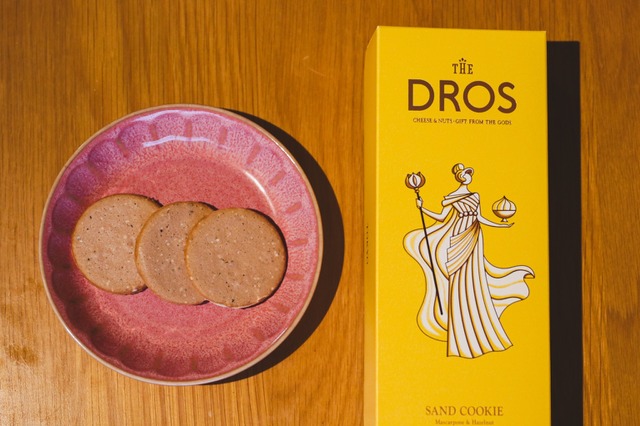 【東京駅絶品スイーツ】わざわざ並んででも買いたい？行列必至のチーズ味「サンドクッキー」を甘党筆者が実食レポ 画像