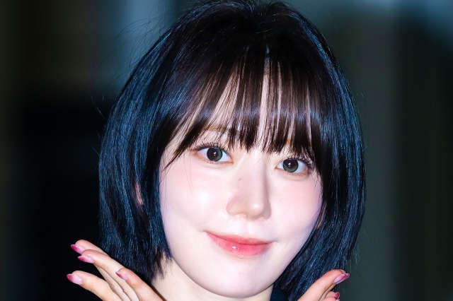 LE SSERAFIM・宮脇咲良、表参道のカフェに来店！洗練された佇まいで視線を独占「完璧です…」【PHOTO】 画像