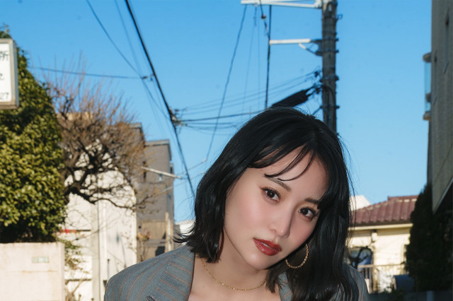 元AKB48・永尾まりや、バブリーな格好のセクシーカット！デジタル写真集より誌面カット公開 画像