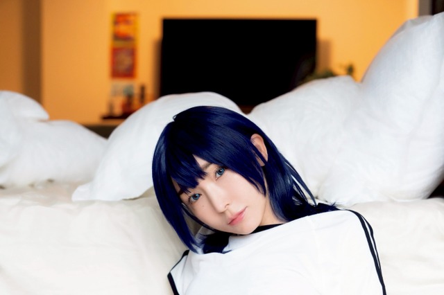 加護亜依、グラビアに電撃参戦！青髪のセクシーコスプレ披露 画像