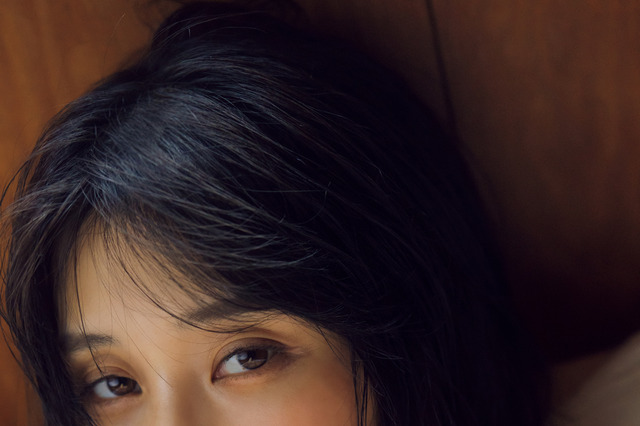 35歳・高橋凛、大人の色気が漂うグラビア！ランジェリーまとって“圧巻バスト”披露 画像