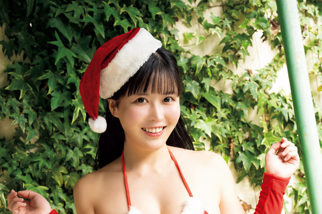 ミスFLASH2025・丸山りさ、サンタ風ビキニでクリスマスグラビア！ 画像