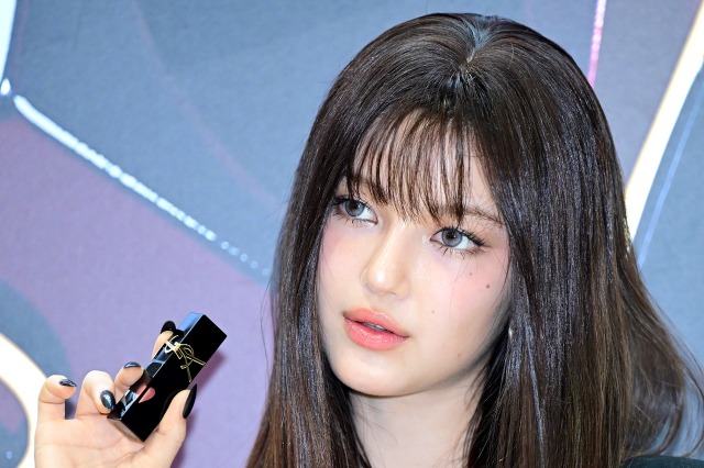 復帰が未確定のNewJeans・ダニエル、近況公開…俳優パク・ボゴムとイベントに参加【PHOTO】 画像