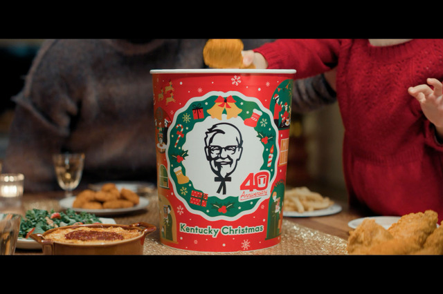 KFC、クリスマスの人気商品「パーティバーレル」発売から今年で40年！1985年からの歴史を新CMで表現 画像