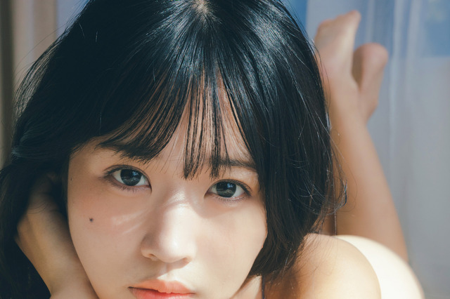 南みゆか、ハタチ初撮りグラビア！ランジェリー姿で谷間チラリ 画像