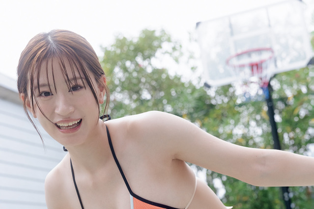 元NMB48・上西怜、元気ハツラツなビキニ姿！『週刊SPA!』最新号で表紙を飾る 画像