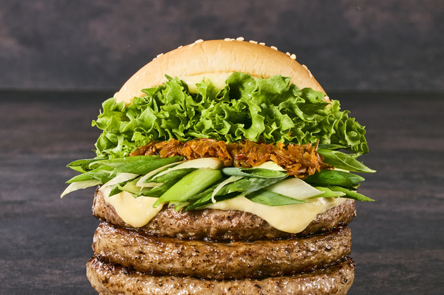 黒毛和牛パティを贅沢3枚重ね！フレッシュネスバーガー、「九条ネギと西京味噌バーガー」パティ増量して17日より販売 画像