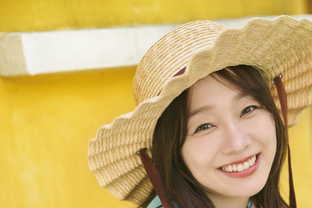 須田亜香里、ベトナム撮影のカレンダー表紙が公開！麦わら帽子姿でリラックスした表情見せる 画像