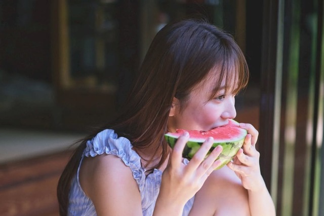 矢吹奈子、季節感感じる美少女ショット！カレンダーオフショ公開にファン歓喜 画像