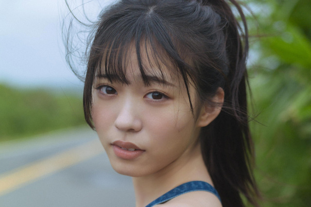 僕青・金澤亜美、背中があいたオーバーオール姿を披露！1st写真集が2026年2月に発売決定 画像