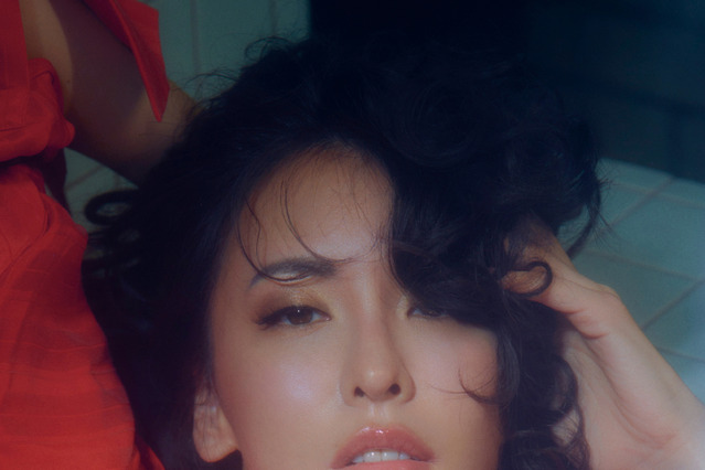 奈月セナ、色気たっぷりな写真集表紙カットを公開！時代を超えて輝く女性を表現 画像