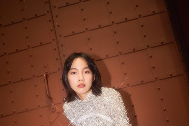 のん、“キラキラ”輝き放つシルバー衣装！クリスマスライブオフショが話題に「ミラーボールのん」 画像