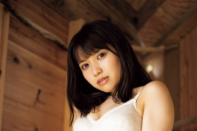 Peel the Apple・伊織ふう香、純白ビキニでリラックス！水着グラビアムックよりセクシーカット披露 画像