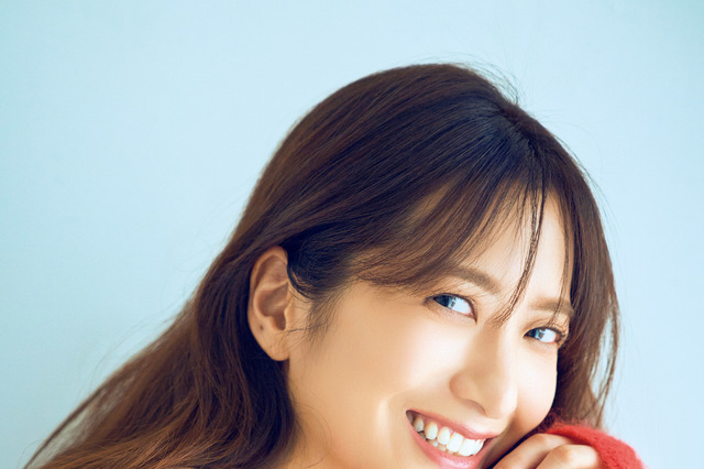 元日テレ・笹崎里菜アナ、肩出しニットでデコルテ披露！初めての雑誌撮り下ろしに挑戦 画像