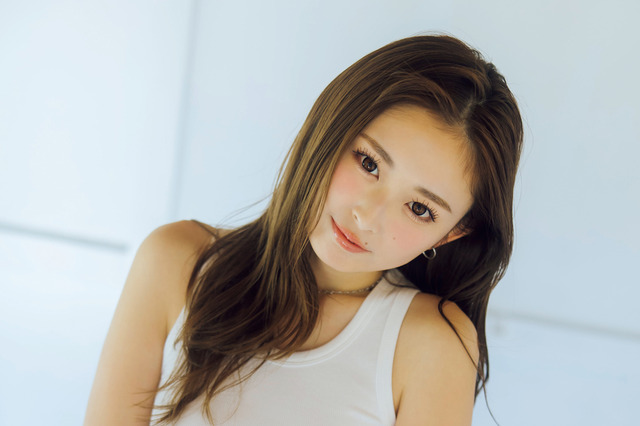 ゆうちゃみ、タンクトップから大胆へそ出し！引き締まったウエスト披露 画像