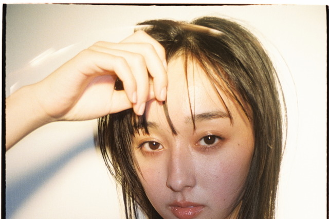 渚のん、水着姿でリラックスした表情！自身初となるカレンダーが発売決定 画像