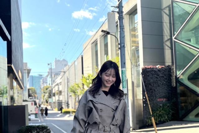 「冬も出していくよーーー」久間田琳加、美脚全開のミニ丈ファッションで表参道を闊歩 画像