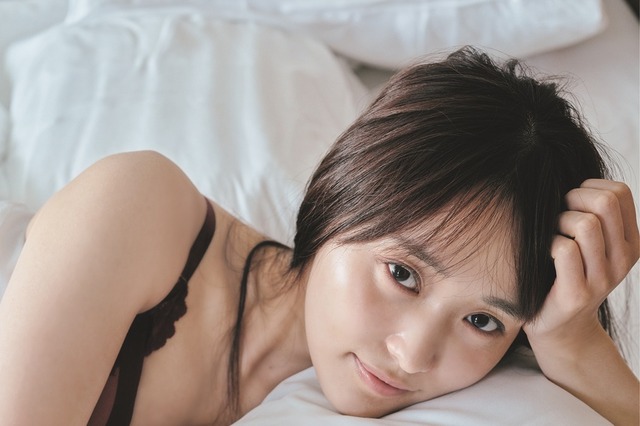 元櫻坂46・菅井友香、寝起きのランジェリー姿も！写真集＆カレンダーの先行カット公開 画像