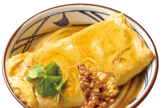 だし巻き玉子をまるまる1本のせた一杯！丸亀製麺、新作「だし玉肉づつみうどん」14日より販売 画像