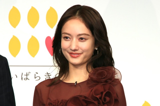 谷まりあの“寝起き姿”にファン驚き！「お宝ショット」「寝癖がヤバいよヤバいよ」 画像