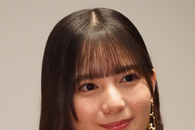 日向坂46・小坂菜緒の可愛すぎるセーラ服＆ブレザー姿！ドラマ『ストロボ・エッジ』オフショ公開 画像